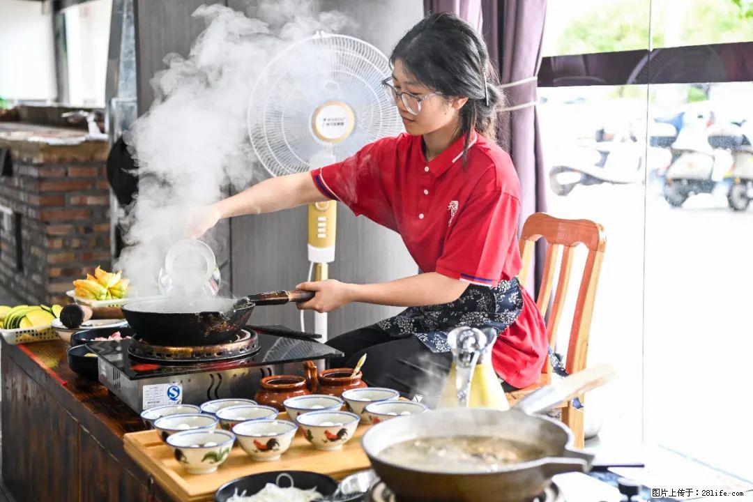 全网追的“扁担女孩”,找了一份暑假工,时薪12元 - 珠海生活资讯 - 珠海28生活网 zh.28life.com